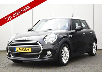 Zwart (metallic) Gebruikt 2016 Mini ONE Business Hatchback | € 10.850 (Eerlijke prijs)