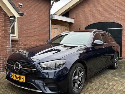 Blauw (metallic) Occasion 2022 Mercedes E300 AMG line Stationwagen | € 37.950 (Goede deal)