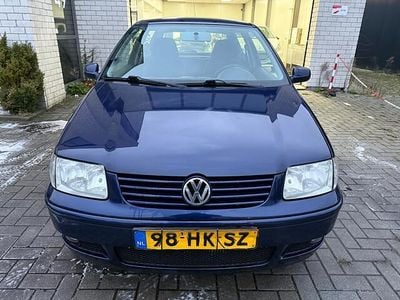 Blauw (metallic) Gebruikt 2001 VW Polo Comfortline Hatchback | € 1.499 (Eerlijke prijs)
