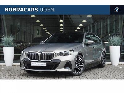 Oxidgrau (grijs metallic) Gebruikt 2025 BMW 530e Shadowline Stationwagen | € 64.850 (Eerlijke prijs)