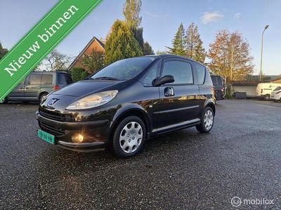 Zwart Gebruikt 2006 Peugeot 1007 MPV | € 2.249