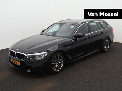 tweedehands BMW 520 5 Serie Touring i Corporate Lease High Executive | M-PAKKET | NAVIGATIE | VIRTUAL COCKPIT | LEDEREN BEKLEDING | MEMORY SEATS | ACHTERUITRIJCAMERA | ELEKTRISCHE BEDIENBARE ACHTERKLEP | PARKEERSENSOREN VOOR + ACHTER | SFEERVERLICHTING | CRUISE CONTRO