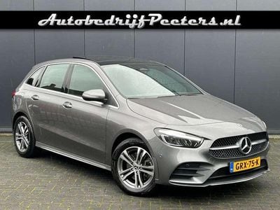 Grijs (metallic) Gebruikt 2023 Mercedes B250e AMG line MPV | € 37.950