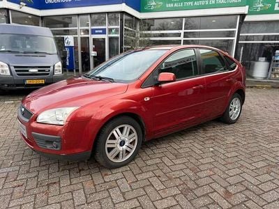 Rood (metallic) Gebruikt 2007 Ford Focus Futura Hatchback | € 875 (Super prijs)