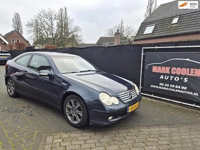 Zwart (metallic) Gebruikt 2002 Mercedes C230 Coupé | € 1.149