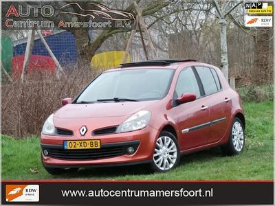 Rood Gebruikt 2007 Renault Clio II Rip Curl Hatchback | € 2.949 (Iets duurder)