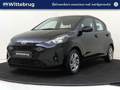 Zwart (metallic) Gebruikt 2023 Hyundai i10 Comfort Hatchback | € 15.925 (Eerlijke prijs)