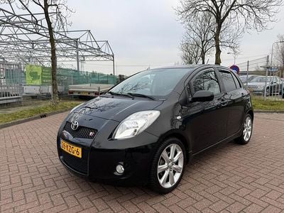 Zwart (metallic) Gebruikt 2010 Toyota Yaris Hatchback | € 4.950 (Eerlijke prijs)