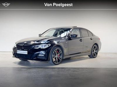 Saphirschwarz metallic (zwart metallic) Occasion 2021 BMW 320e Executive Sedan | € 32.900 (Iets duurder)