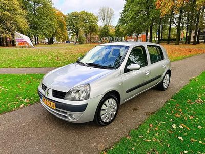 Grijs Gebruikt 2005 Renault Clio II Dynamique Hatchback | € 1.599 (Eerlijke prijs)