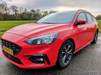 Rood Occasion 2019 Ford Focus ST-Line Stationwagen | € 11.999