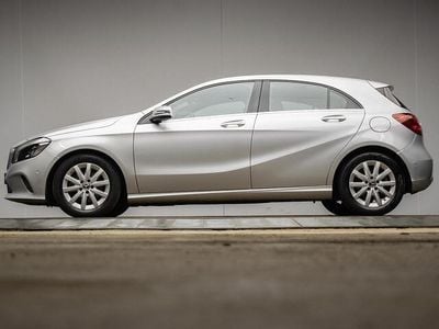 Grijs Gebruikt 2017 Mercedes A180 Business Hatchback | € 14.740 (Eerlijke prijs)