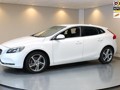 Wit (metallic) Gebruikt 2015 Volvo V40 Momentum Hatchback | € 12.940 (Eerlijke prijs)