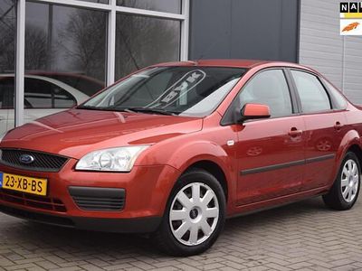 Oranje Occasion 2007 Ford Focus Trend Sedan | € 3.499 (Eerlijke prijs)