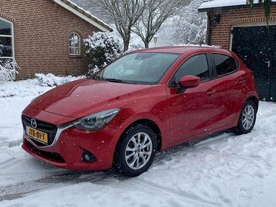 Rood (metallic) Gebruikt 2015 Mazda 2 Hatchback | € 10.950 (Goede deal)