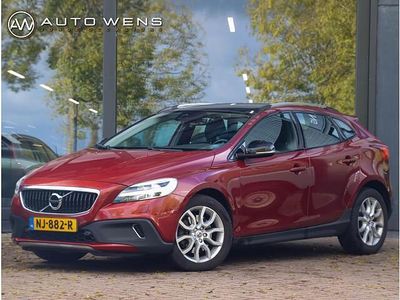 Rood Gebruikt 2017 Volvo V40 Hatchback | € 14.450 (Eerlijke prijs)