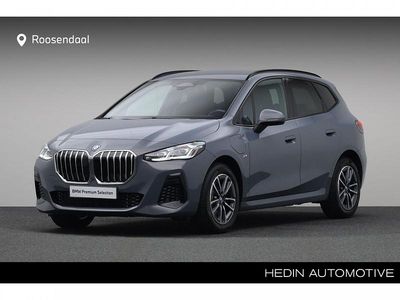 Sparkling copper grau metallic (grijs metallic) Gebruikt 2024 BMW 225 Active Tourer Comfort Edition MPV | € 39.880 (Eerlijke prijs)
