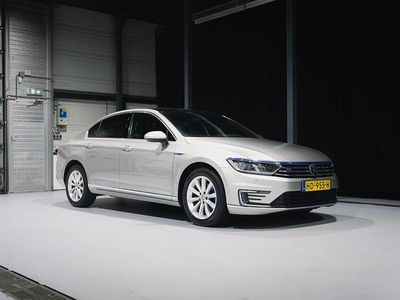 Grijs Occasion 2015 VW Passat Highline Sedan | € 15.750 (Iets duurder)