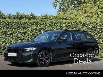 Saphirschwarz metallic (zwart metallic) Occasion 2024 BMW 320 Shadowline Stationwagen | € 41.895 (Super prijs)