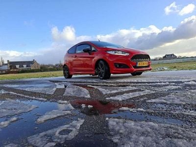 Rood Occasion 2015 Ford Fiesta Hatchback | € 5.500 (Eerlijke prijs)