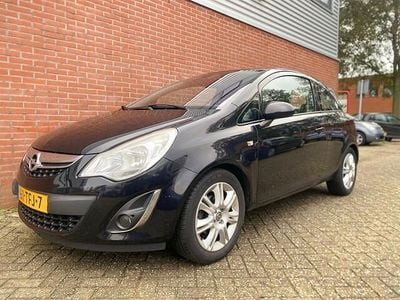 Zwart (metallic) Gebruikt 2012 Opel Corsa Cosmo Hatchback | € 1.950 (Goede deal)