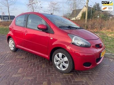 Occasion Toyota Aygo 68 PK (50 kW) 2011 Rood Hatchback