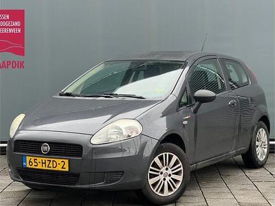 Grijs (metallic) Gebruikt 2009 Fiat Grande Punto Lusso Hatchback | € 2.999 (Eerlijke prijs)