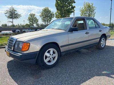 Beige Gebruikt 1988 Mercedes E300 Sedan | € 7.500