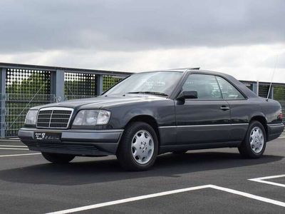 Zwart, metallic lak Gebruikt 1995 Mercedes E200 Elegance Coupé | € 18.500