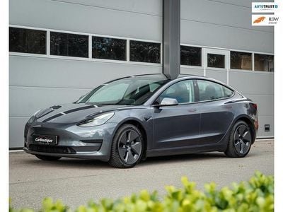 Grijs (metallic) Gebruikt 2022 Tesla Model 3 Standard Range Sedan | € 25.950 (Eerlijke prijs)