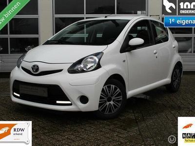 tweedehands Toyota Aygo 1.0-12V 5-Deurs Facelift 2 VVT-I Aspiration AUTOMAAT Ledverlichting Airconditioning Centr.Deurvergr. Elek.Ramen Stuurbekr. Lederstuur F1-Schakelflippers Radio/Cd/Aux Dubbele Speakers 12V.Aansl. Isofix Topstaat Nieuwe APK!