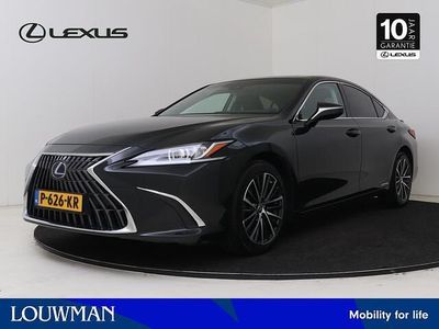 Graphite black metallic (donker zwart metallic) Gebruikt 2022 Lexus ES300H Business Edition Sedan | € 37.950 (Eerlijke prijs)