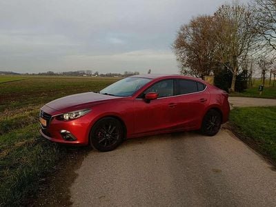 Rood Occasion 2015 Mazda 3 Sedan | € 7.750 (Goede deal)
