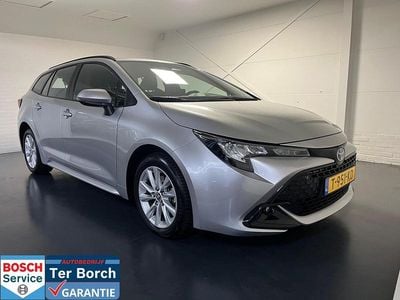 Grijs Occasion 2023 Toyota Corolla Hybrid Active Stationwagen | € 23.995 (Eerlijke prijs)