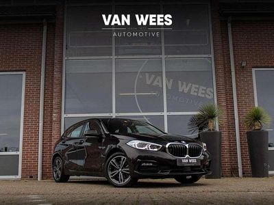 Zwart Occasion 2022 BMW 118 Sport Line Hatchback | € 23.950 (Eerlijke prijs)
