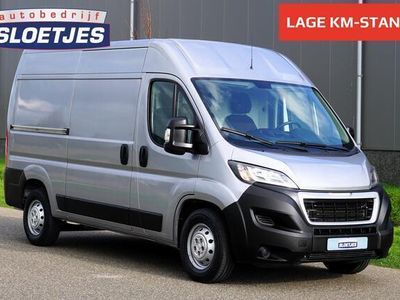 tweedehands Peugeot Boxer 335 2.2 BlueHDi 165 L2H2 Premium 165 pk |Topstaat |3500 KG |Camera |Trekhaak |Cruise |Navi |Bluetooth |DAB |Sensoren |Metallic |EURO6-D |3000 KG trekgewicht