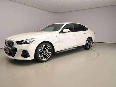 Wit Occasion 2025 BMW 530e M Sport Sedan | € 62.900 (Goede deal)