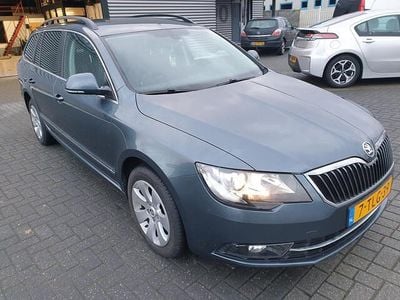 Grijs (metallic) Gebruikt 2014 Skoda Superb Ambition Stationwagen | € 8.999