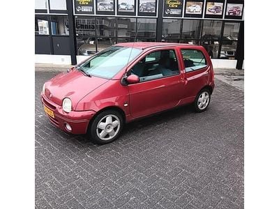 Rood Occasion 2004 Renault Twingo Hatchback | € 1.175 (Eerlijke prijs)