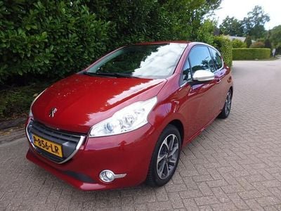 Rood Occasion 2013 Peugeot 208 Allure Hatchback | € 4.950 (Eerlijke prijs)