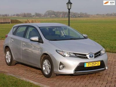 Grijs (metallic) Occasion 2013 Toyota Auris Hybrid Hatchback | € 10.999 (Goede deal)