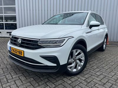 tweedehands VW Tiguan 1.5 TSI 150PK Life DSG/AUTOMAAT | Adaptieve Cruise Control | Zwenkbare trekhaak | Achteruitrijcamera | App-Connect | Stoelen+stu