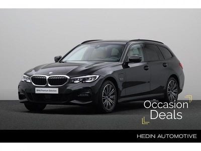 Zwart Occasion 2022 BMW 330e Comfort Edition Stationwagen | € 36.880 (Super prijs)