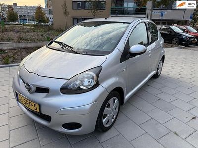 Grijs Gebruikt 2010 Toyota Aygo Hatchback | € 2.499 (Eerlijke prijs)