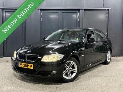 Zwart Gebruikt 2011 BMW 318 Luxury Line Sedan | € 10.599 (Eerlijke prijs)