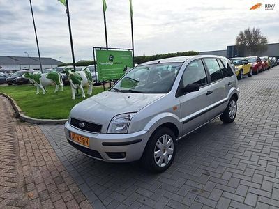 Grijs Gebruikt 2004 Ford T Ghia MPV | € 1.999