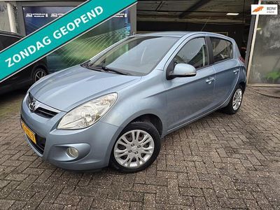 Blauw (metallic) Gebruikt 2011 Hyundai i20 Hatchback | € 3.499 (Eerlijke prijs)