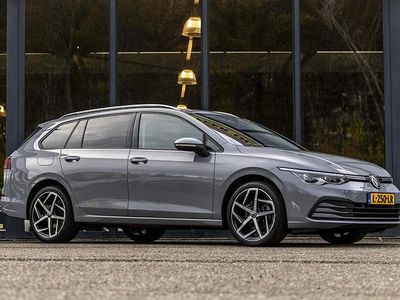 Grijs (metallic) Gebruikt 2021 VW Golf VIII Life Stationwagen | € 19.950 (Eerlijke prijs)