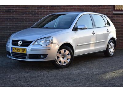 Grijs Occasion 2005 VW Polo Comfortline Hatchback | € 5.949 (Duur)