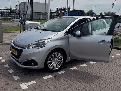 Grijs Gebruikt 2017 Peugeot 208 Allure Hatchback | € 10.000 (Eerlijke prijs)